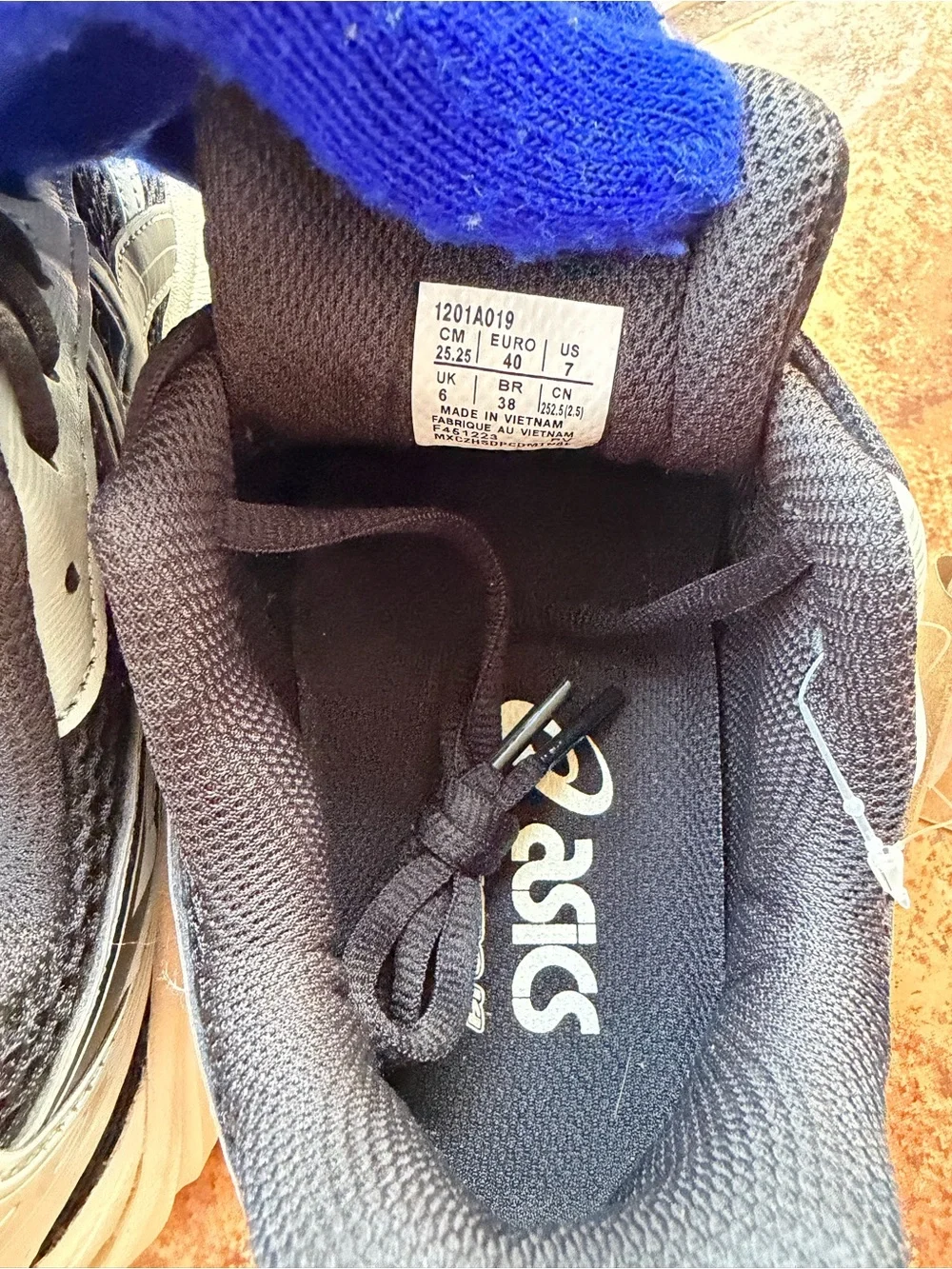 Size 7 Men’s And Women’ 8.5 - Asics Gel Kayano 14 Black and Silver